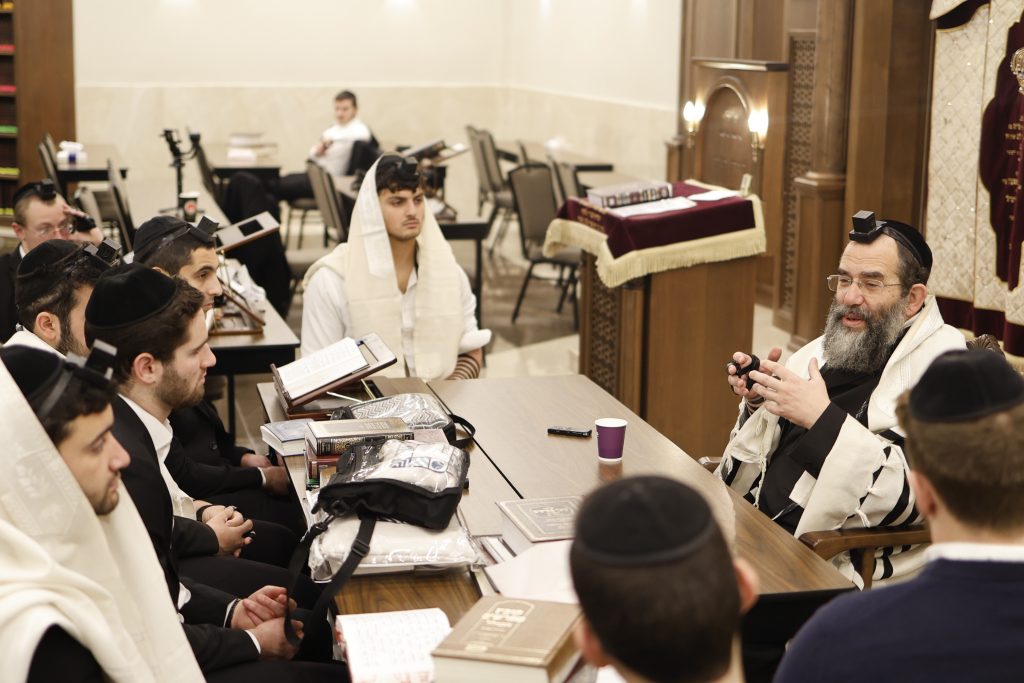 A Rebbe teaching a group