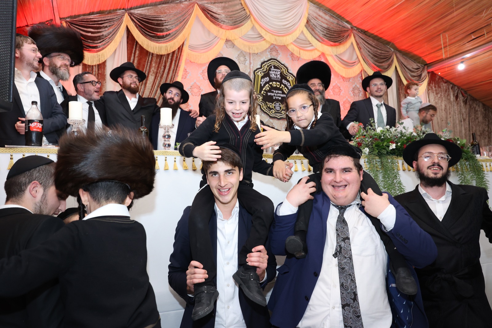 Talmidim and Kehilla members celebrating together